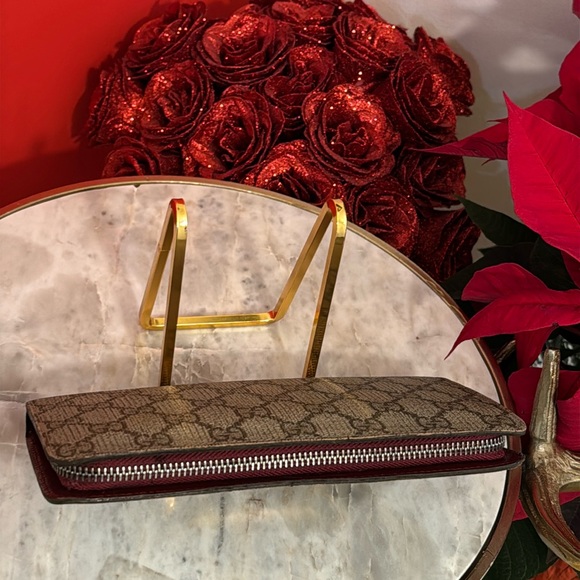 Gucci Beige Monogram Long Zipper bifold wallet in good condition - Picture 14 of 16